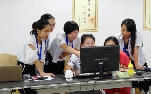  美女們互相交流學習，氣氛有點嚴肅啊
